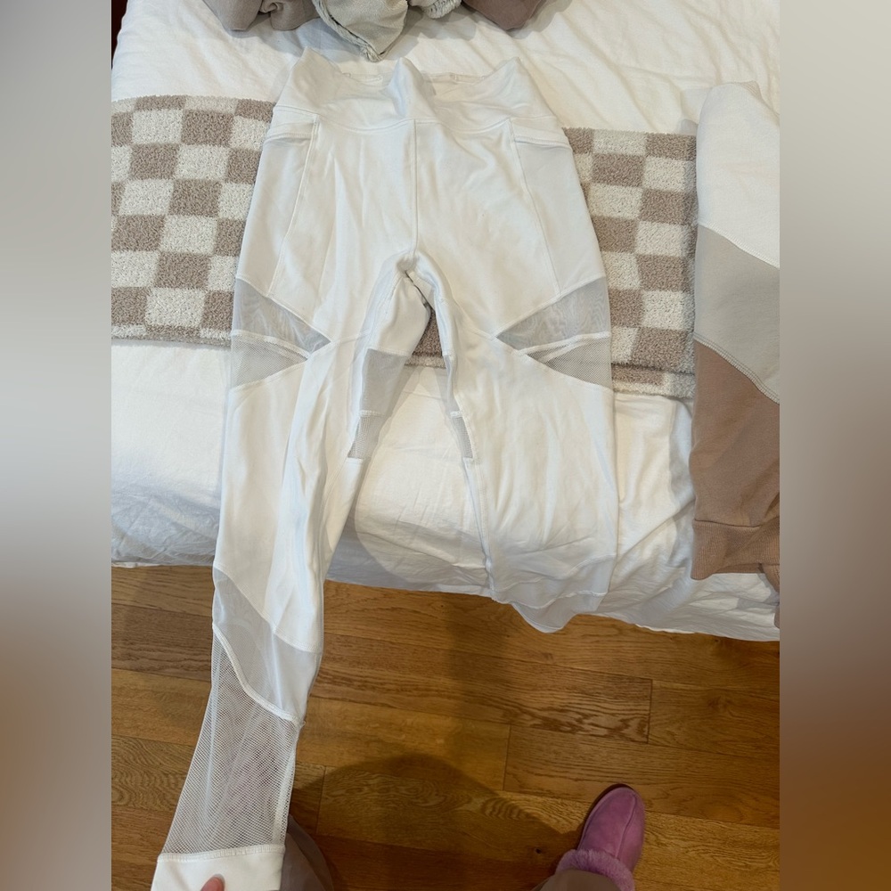 White lululemon leggings with crotchet - size 6